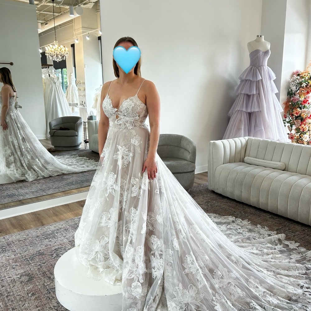 Wedding dress - Picture 3 of 6